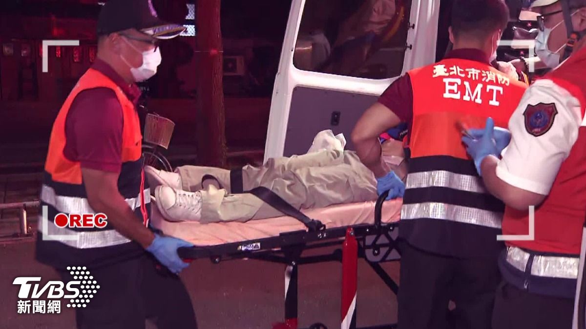 飯捲惹禍?台大營隊18人抱嘔吐袋送醫。(圖/TVBS)