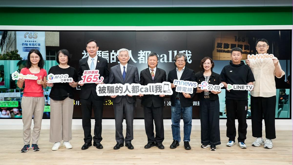 刑事警察局局長周幼偉(左三起)、警政署署長張榮興、鏡電視董事長廖志成、鏡電視總經蔡滄波、公共電視副總經理謝玒玲及各播出平台代表共同響應出席首映會。(圖/鏡電視照片提供)