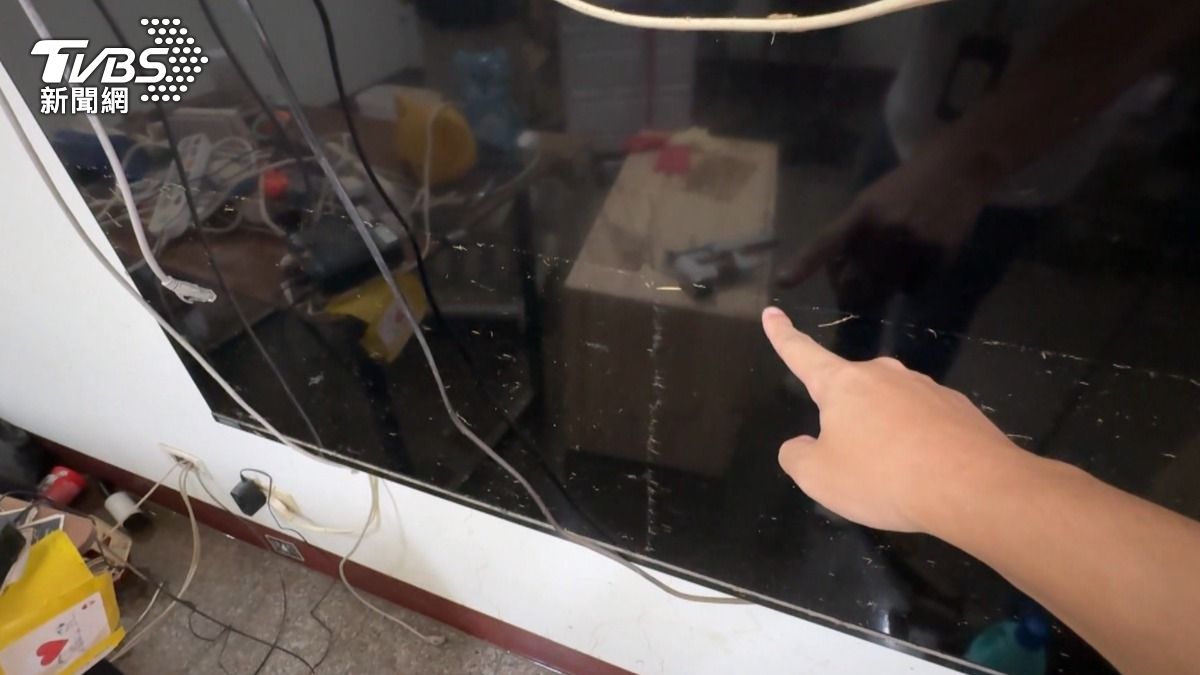 租客指著液晶電視上的水痕可見，當時水位相當高。(圖／TVBS)