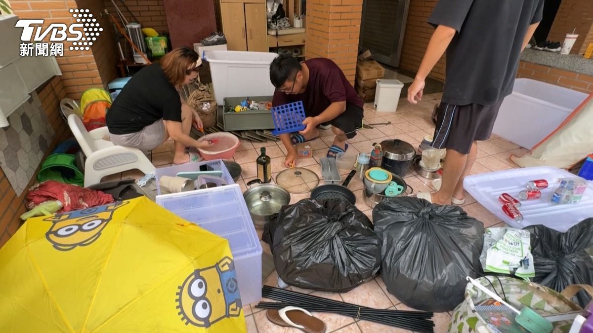 暴雨狂灌透天厝「電器全泡湯」！租客深夜下樓傻眼。(圖／TVBS)