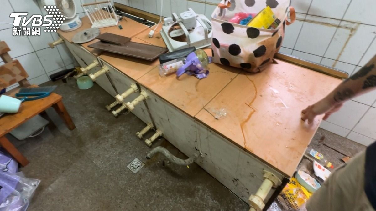  排水溝太淺惹禍！南投大雨「整屋泡水」租客才續約就慘遇水災。(圖／TVBS)