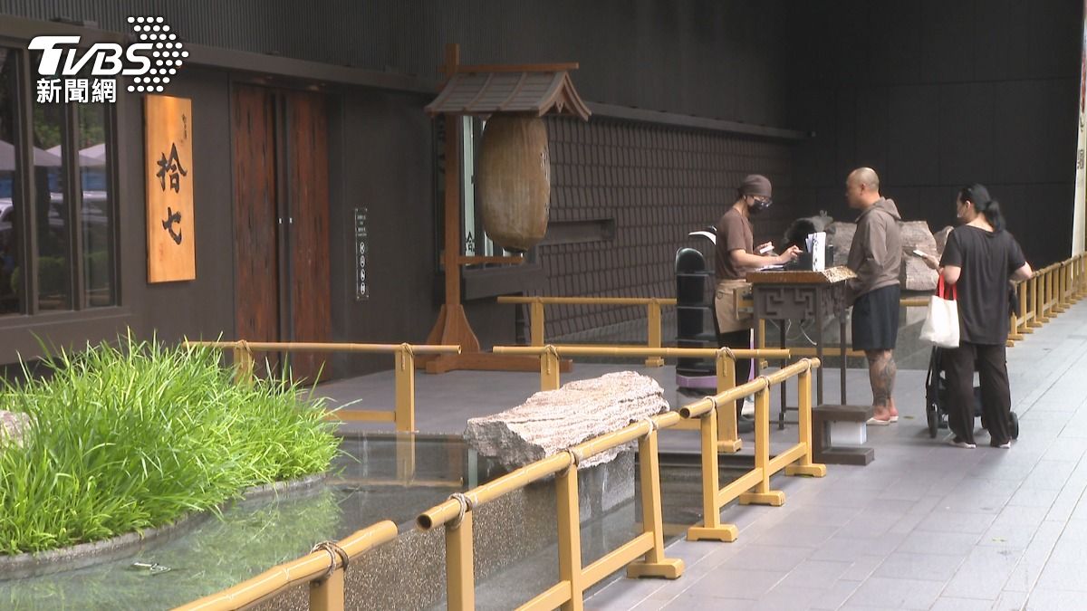 拾七火鍋８月底熄燈，忠實顧客哀嘆不捨。(圖／TVBS)