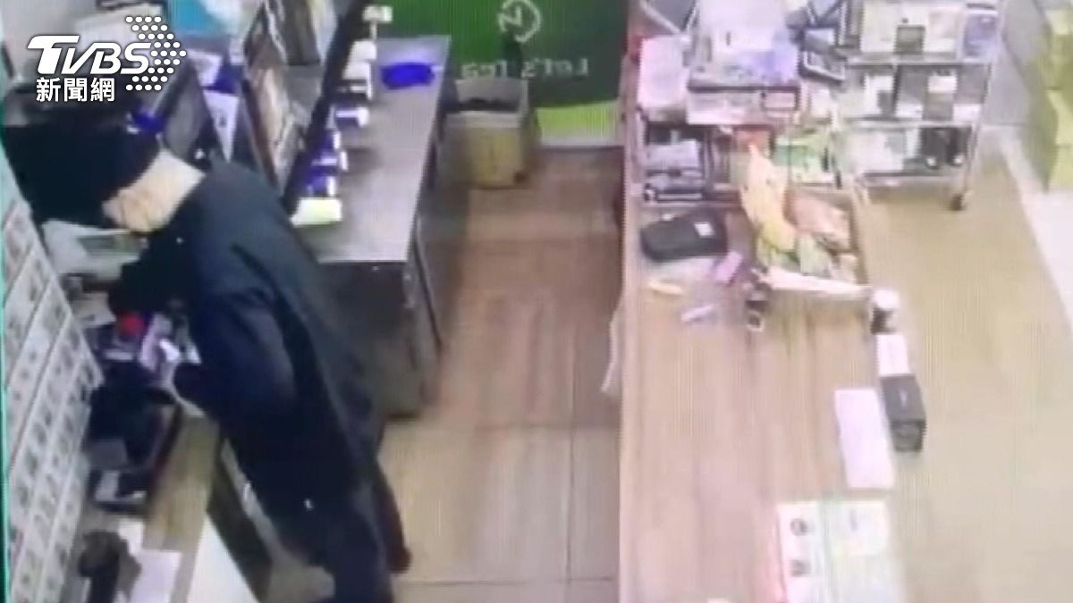 許姓店長回到超商,從金庫中取走百萬現金,還告訴員工要捲款潛逃。超商店長挪用款項還搬空金庫,害加盟主背債800萬崩潰。(圖/受訪人提供)