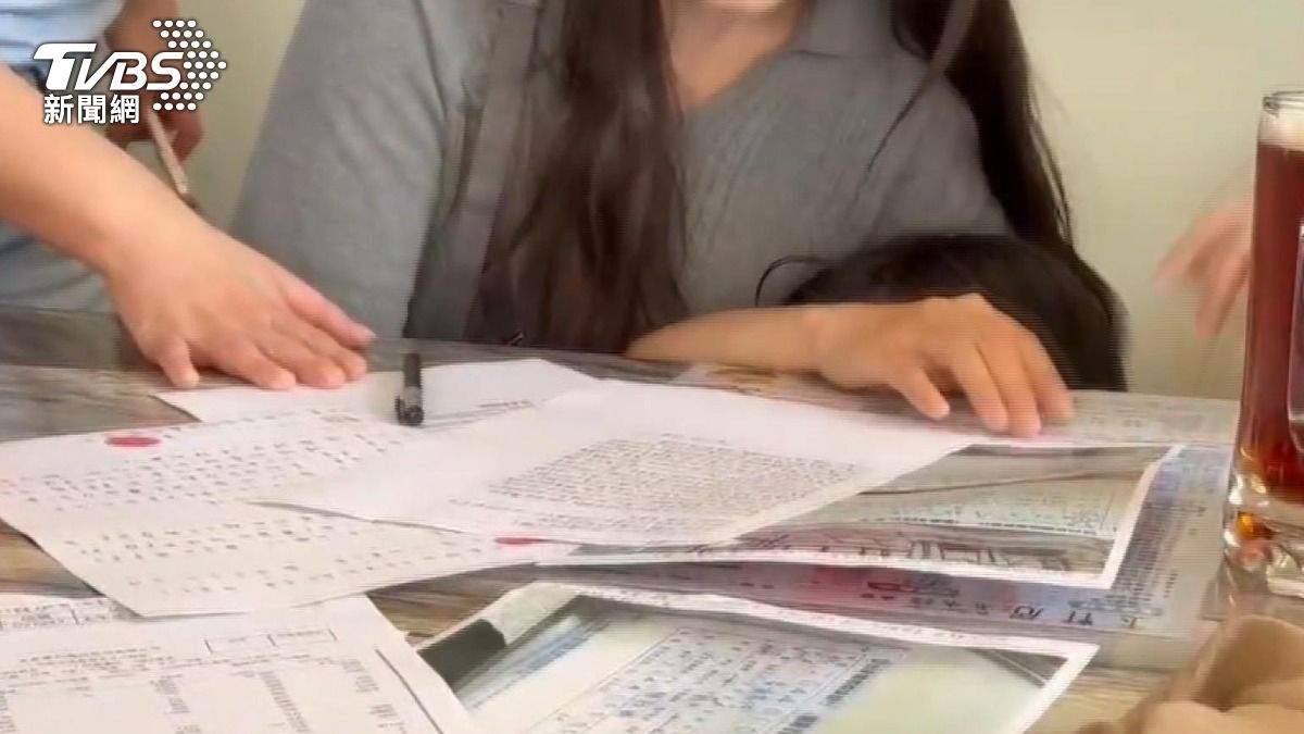 女加盟主淚癱「活不下去」。(圖/TVBS)
