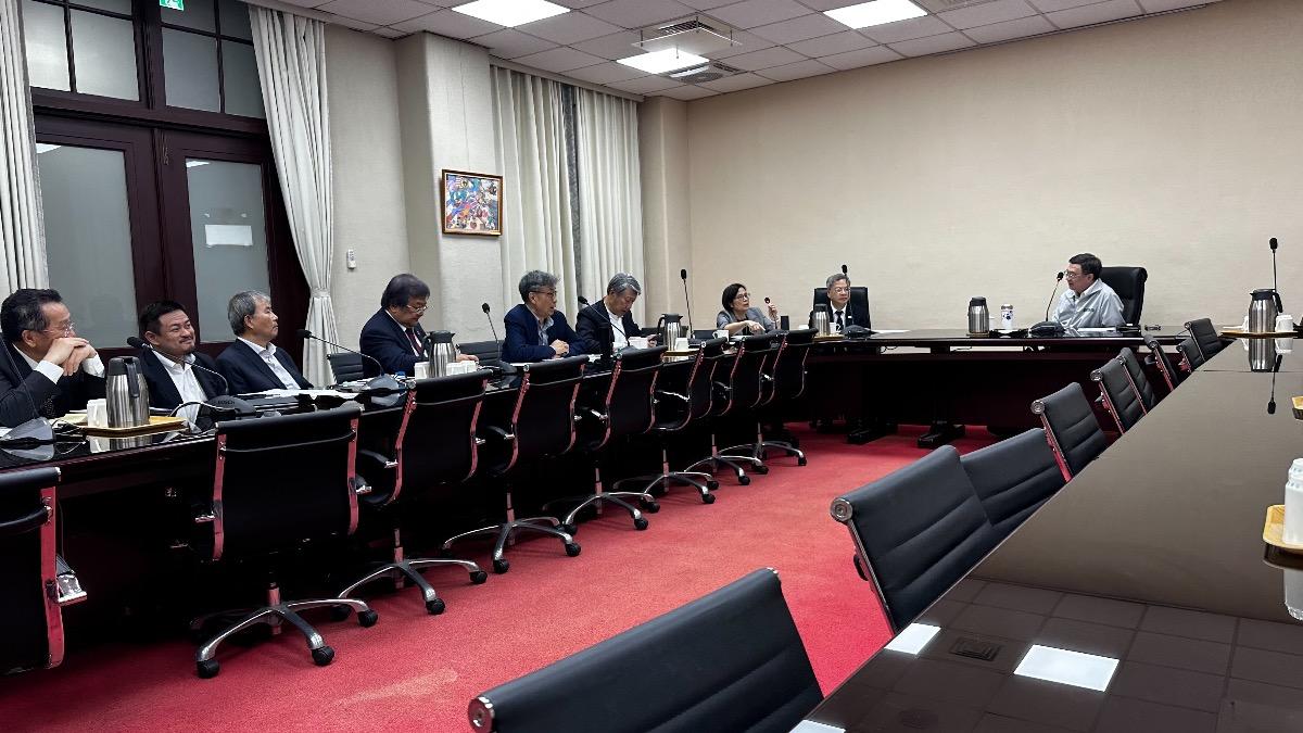 卓榮泰邀集部會首長討論關稅因應方案。(圖/行政院提供)