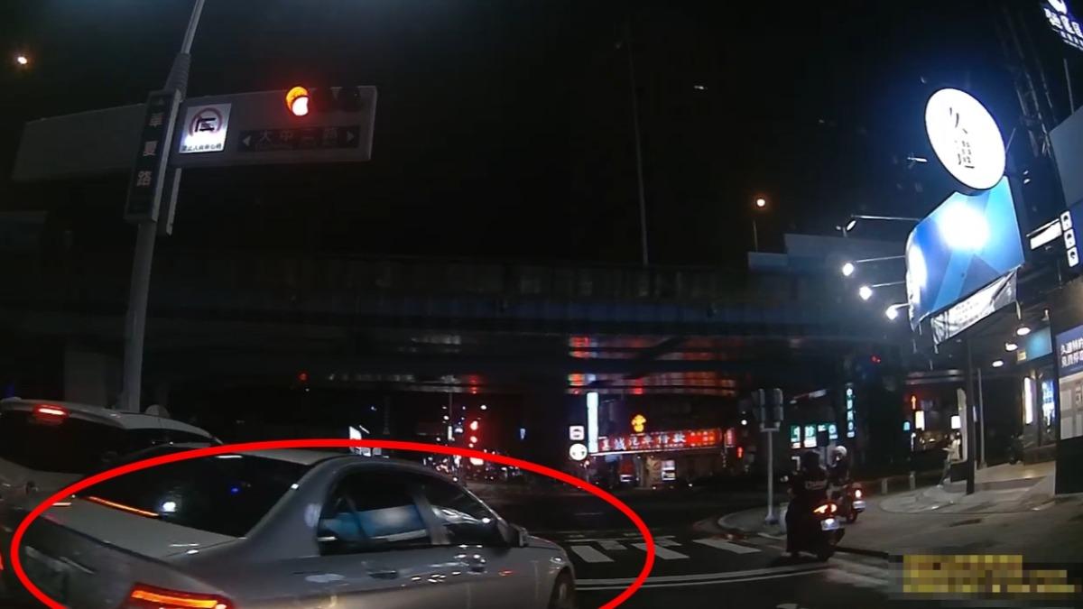 擦撞車輛後不停，還硬擠車縫肇逃（圖／民眾提供）