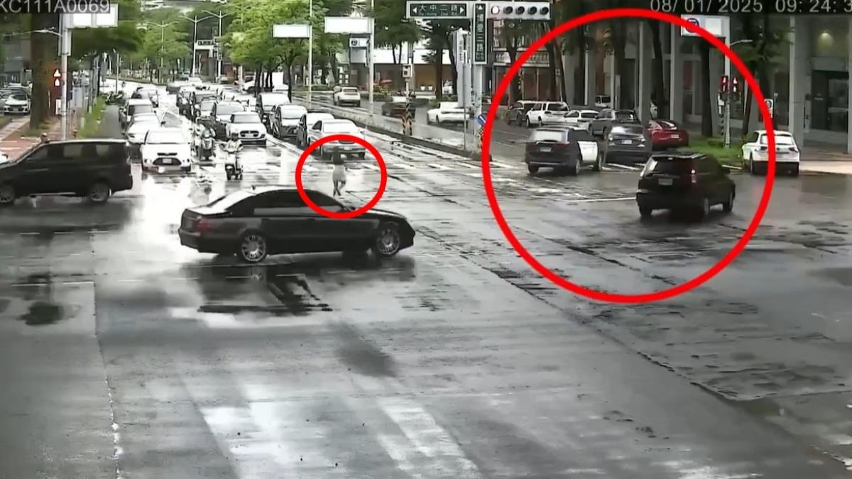 車輛自行滑行落跑，警車尾隨駕駛也當街狂奔追車（圖／民眾提供）