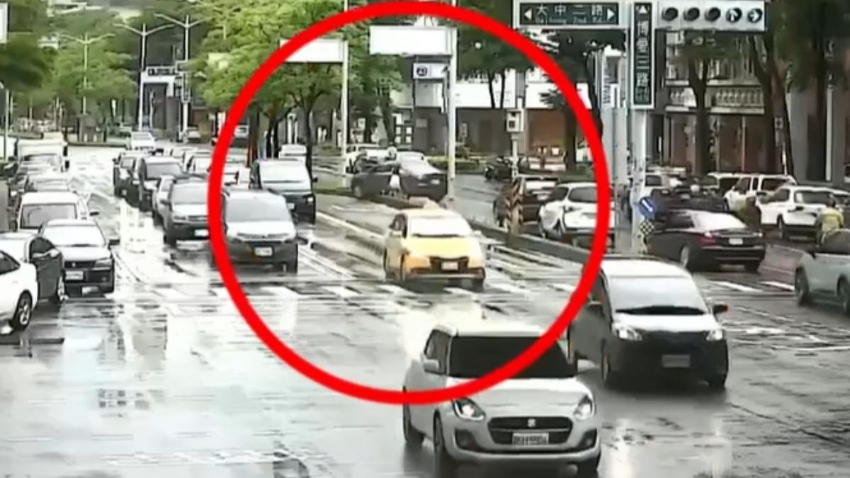 車輛自行落跑，擦撞兩輛車後，爬上分隔島才停下（圖／民眾提供）