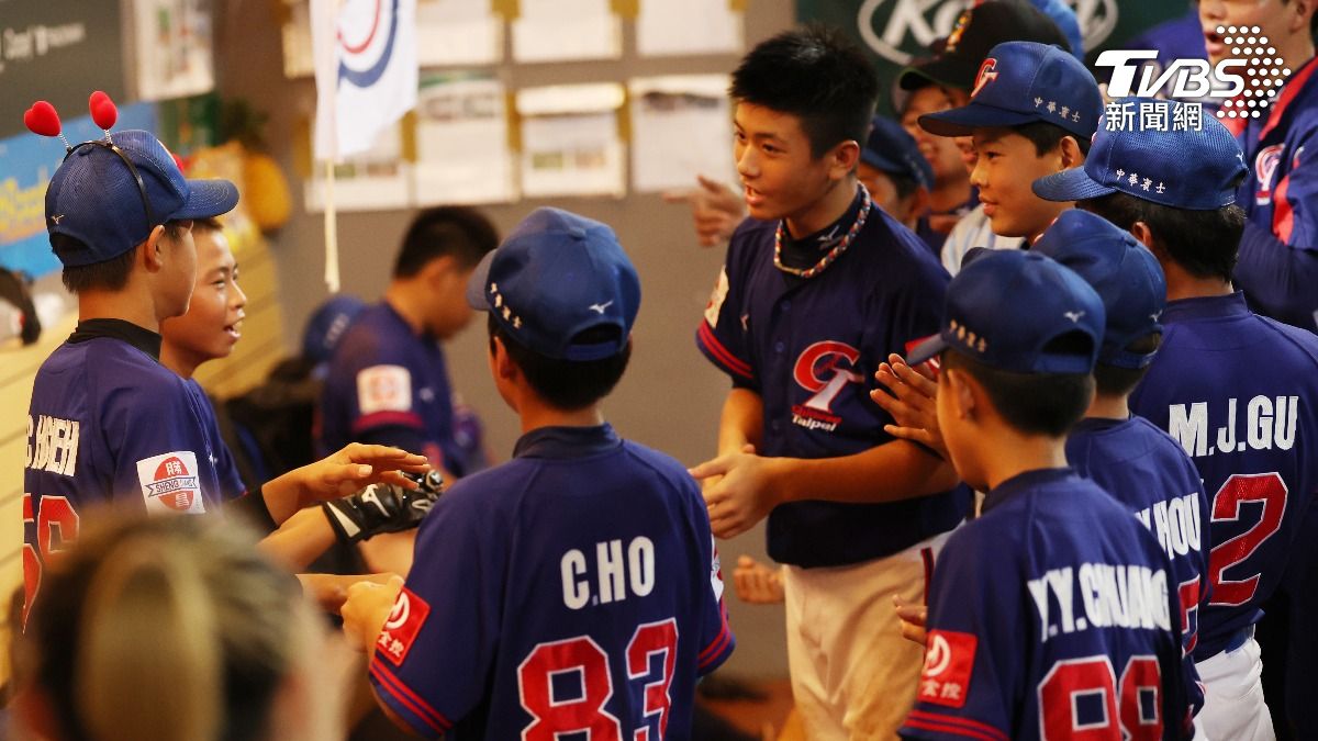 U12賽事中華隊今日交手美國隊，小球員得分後，開心在休息區慶祝。（圖／中央社）