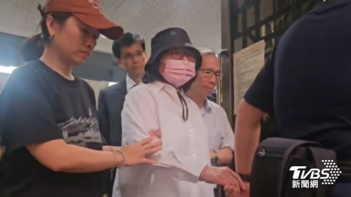 黃呂錦茹交保　丈夫以及親友團全到場陪同。（圖／TVBS）