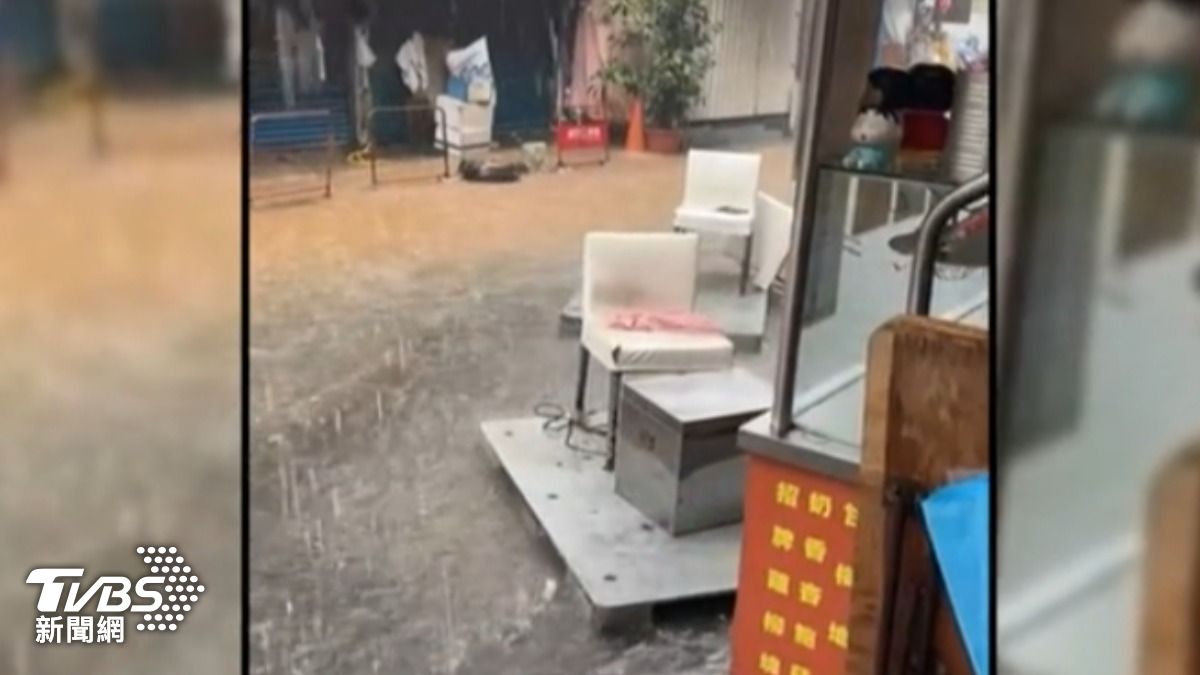 雨炸桃園中原　馬路淹一片。（圖／店家提供）