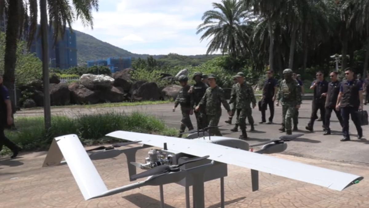首波軍用商規無人機之一的陸用監偵型,隨著總統賴清德視導漢光演習,首度亮相。(圖/總統府)