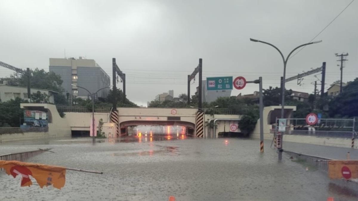 天氣/台南暴雨狂炸!13行政區時雨量破40毫米 道路緊急封閉