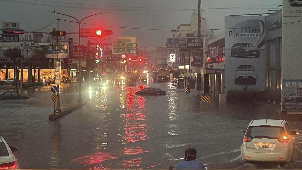 雷雨炸台南!永康汪洋一片 汽機車慘泡水、民眾徒步涉水