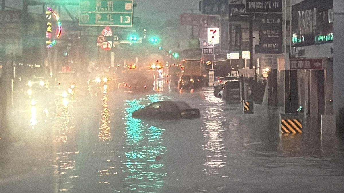 台南各地傳出淹水災情。(圖/翻攝自 記者爆料網)