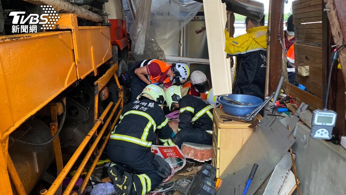 混凝土車失控撞倉庫!父子急阻擋「遭輾壓困車底」 1死1重傷