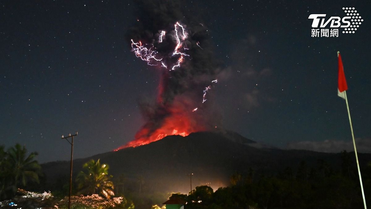 印尼火山再爆發!10公里灰雲直衝天際 逾40航班被取消