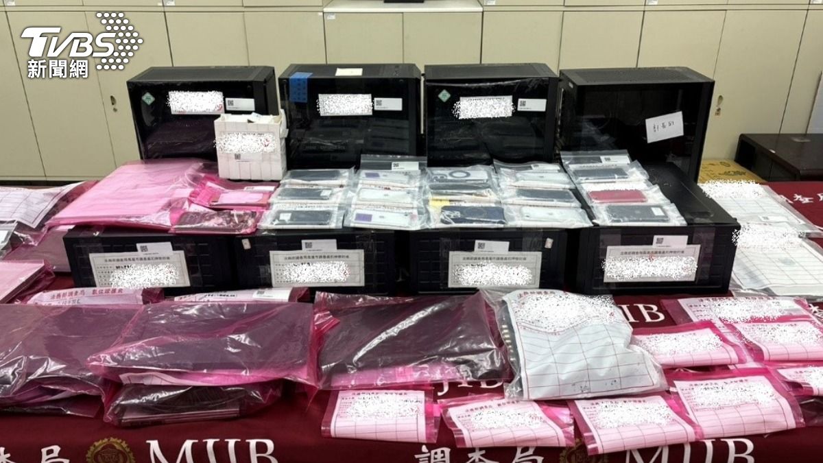 調查局扣押機房設備。(圖/調查局提供)