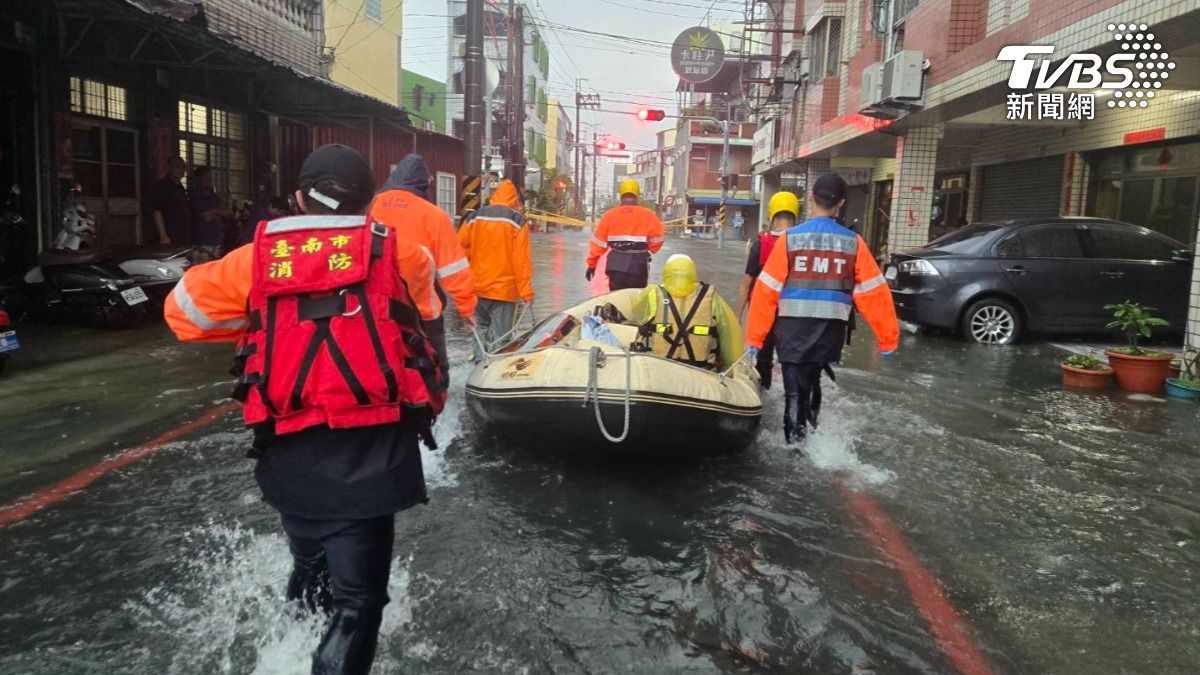 台南暴雨狂淹!洗腎病患「坐船送醫」 專家警示:還在快速累積