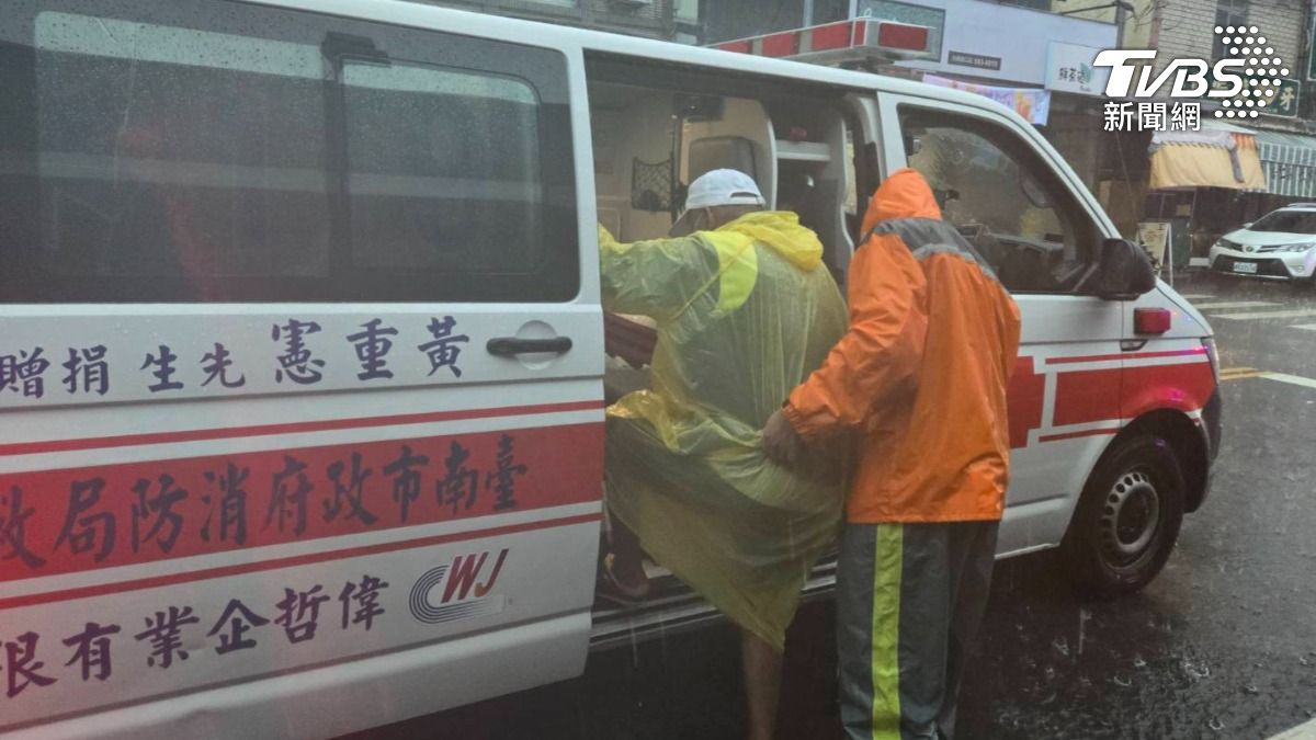 洗腎患者被船艇送出後，搭上救護車送醫。（圖／TVBS）