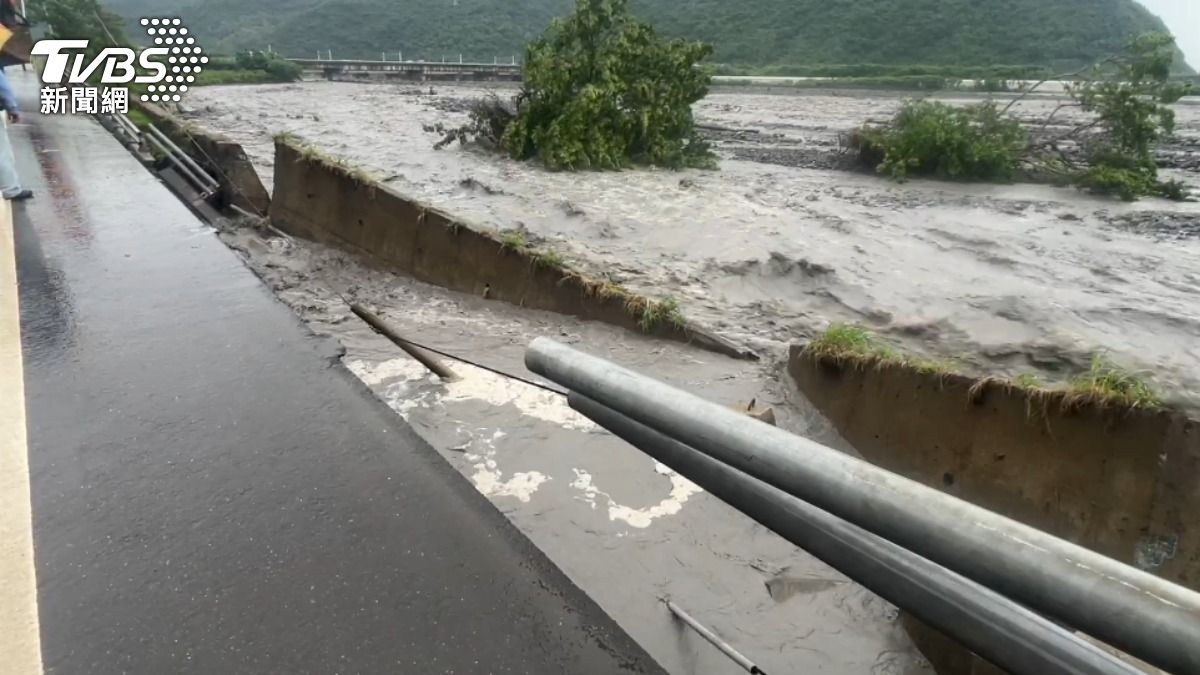 台東台9線大溪明隧道前「溪水暴漲」 路基遭掏空、電線桿倒塌
