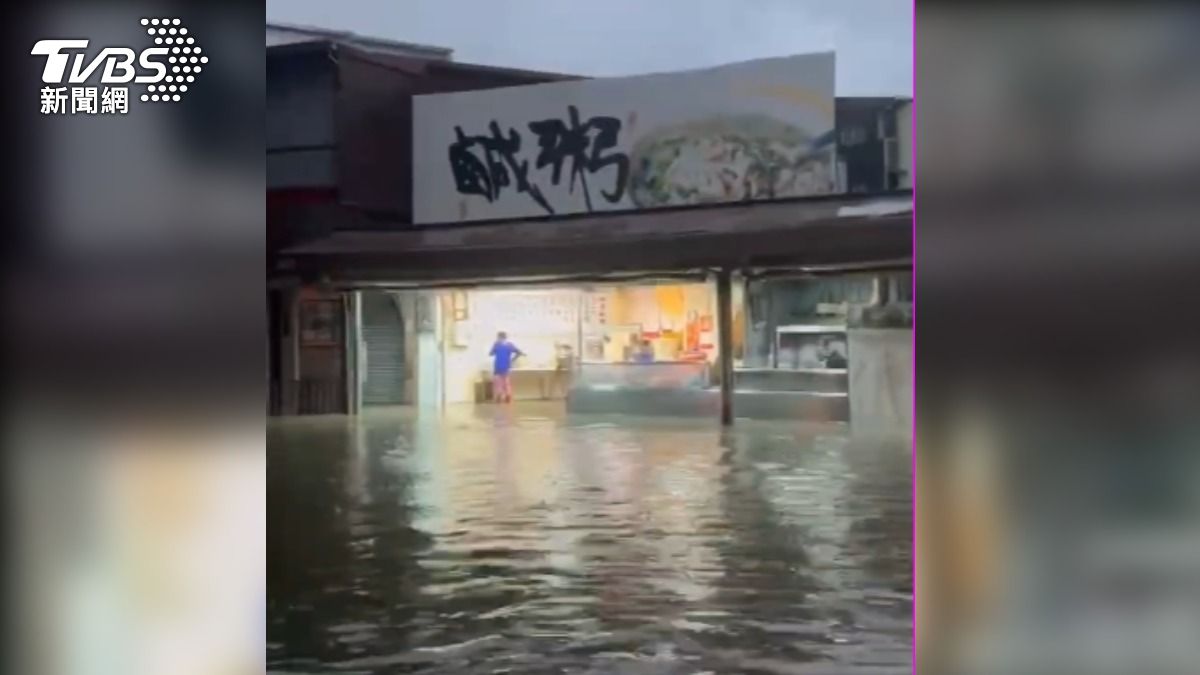 台南清晨暴雨襲擊,永康變「水上樂園」,阿堂鹹粥淪受災戶。(圖/TVBS)
