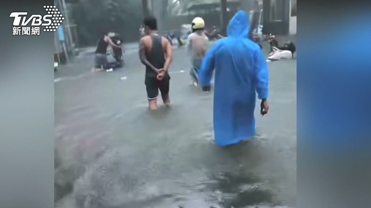 台南永康淹水,外籍移工宿舍灌進豪雨,移工們全傻眼。(圖/記者爆料網)