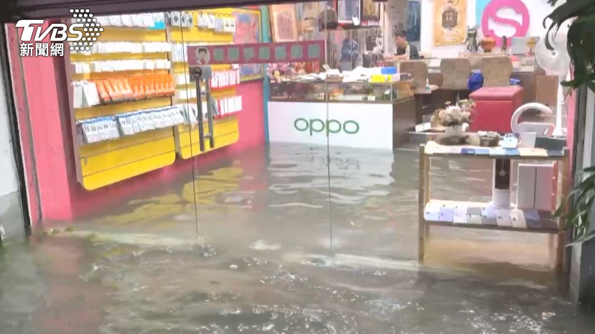 台南暴雨釀災,永康成「水上樂園」。(圖/TVBS)