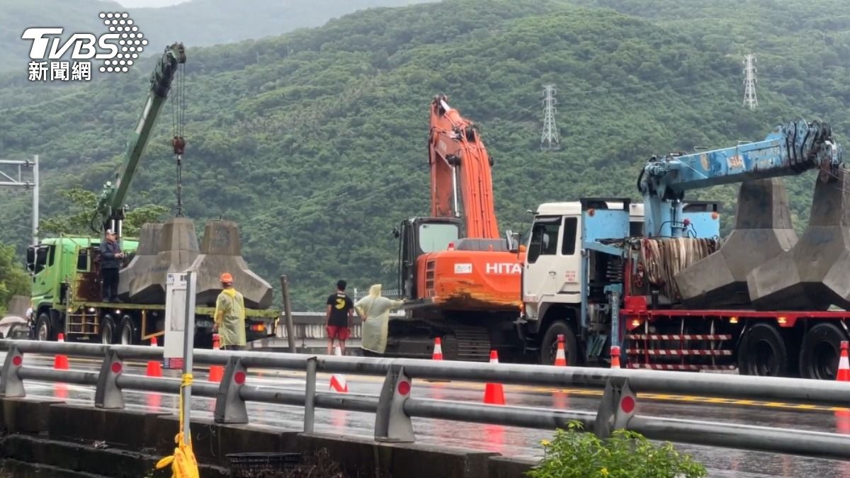 工程單位目前正在施作消波塊工程,已封閉北上雙車道。(圖/TVBS)