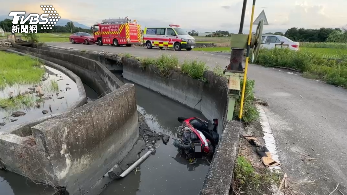 雲林七旬翁連人帶車墜溝!尋獲已成冰冷遺體 家屬悲慟