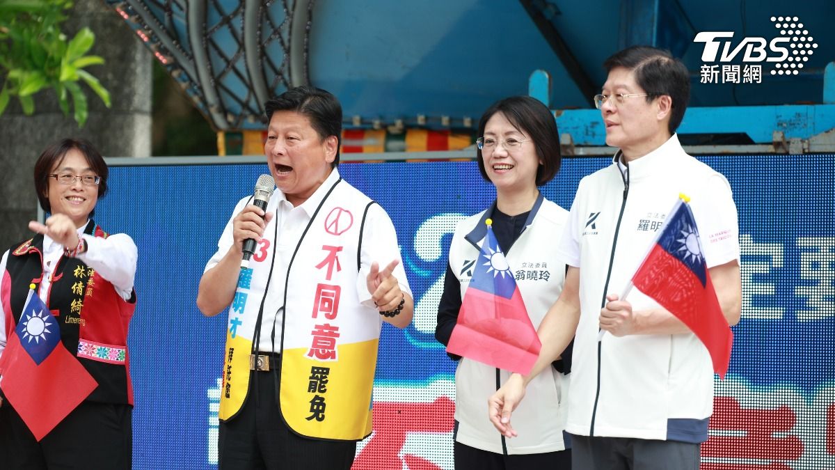 藍委傅崐萁也現身力挺羅明才。(圖/華子琛攝)