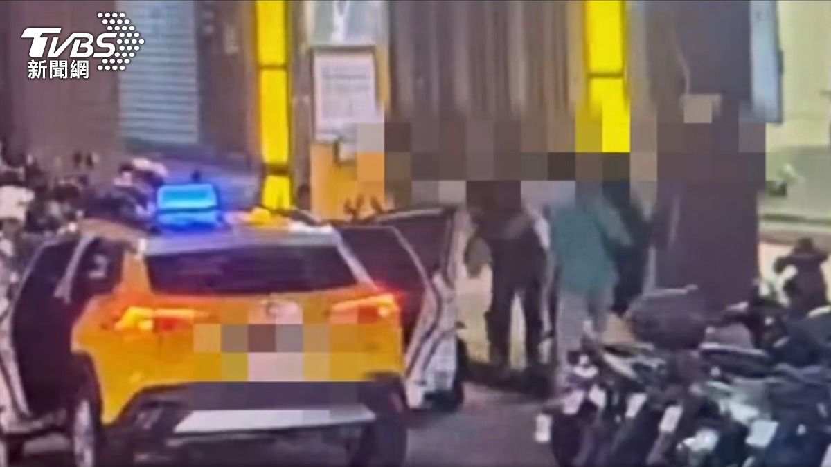 小黃和騎士行車糾紛拒載客,騎士竟遭乘客當街毆。(圖/TVBS)