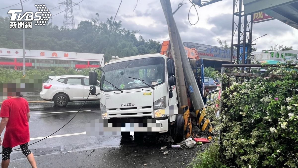 工程車半路打滑撞電線桿,駕駛雙腿骨折。 (圖/TVBS)