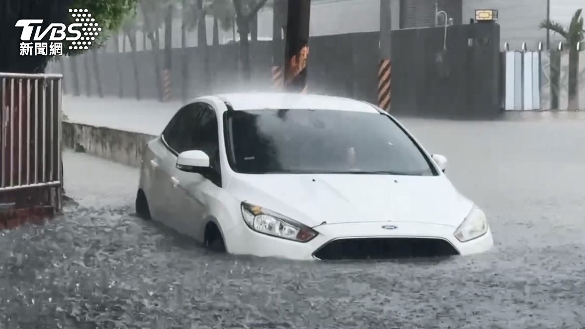 台南永康多處淹水,許多車主來不及移車、汽機車泡水。 (圖/TVBS)