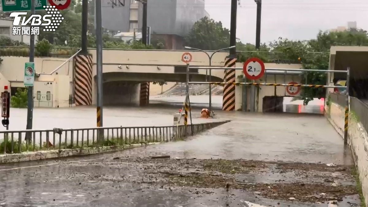 台南小東地下道淹水,警方管制、避免汽機車通過。 (圖/TVBS)