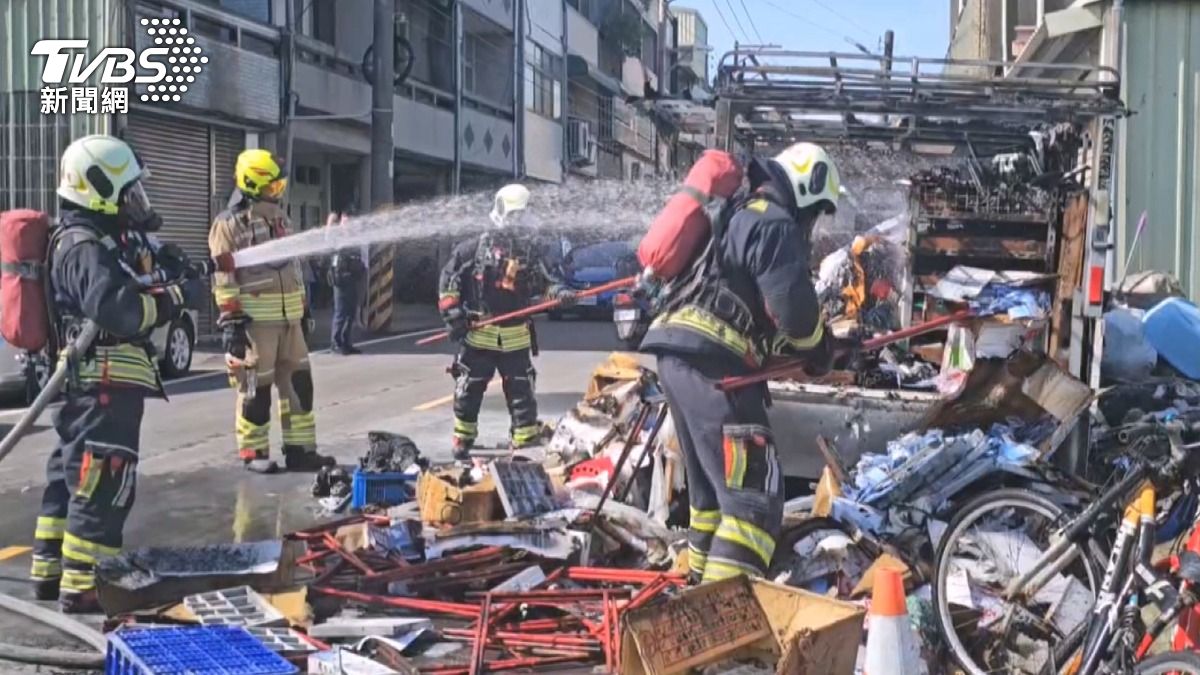 消防人員迅速抵達現場,透過拉水線滅火並挖出車斗內物品。(圖/TVBS)