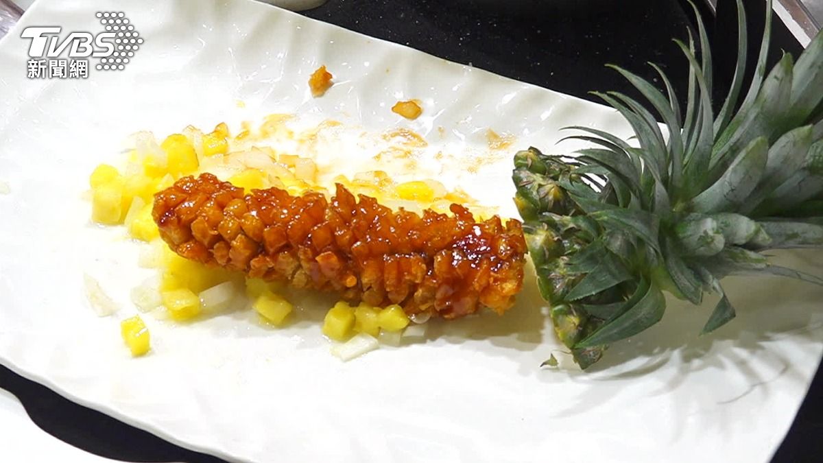 美食展料理秀，炸魚搭酸甜醬。（圖／TVBS）