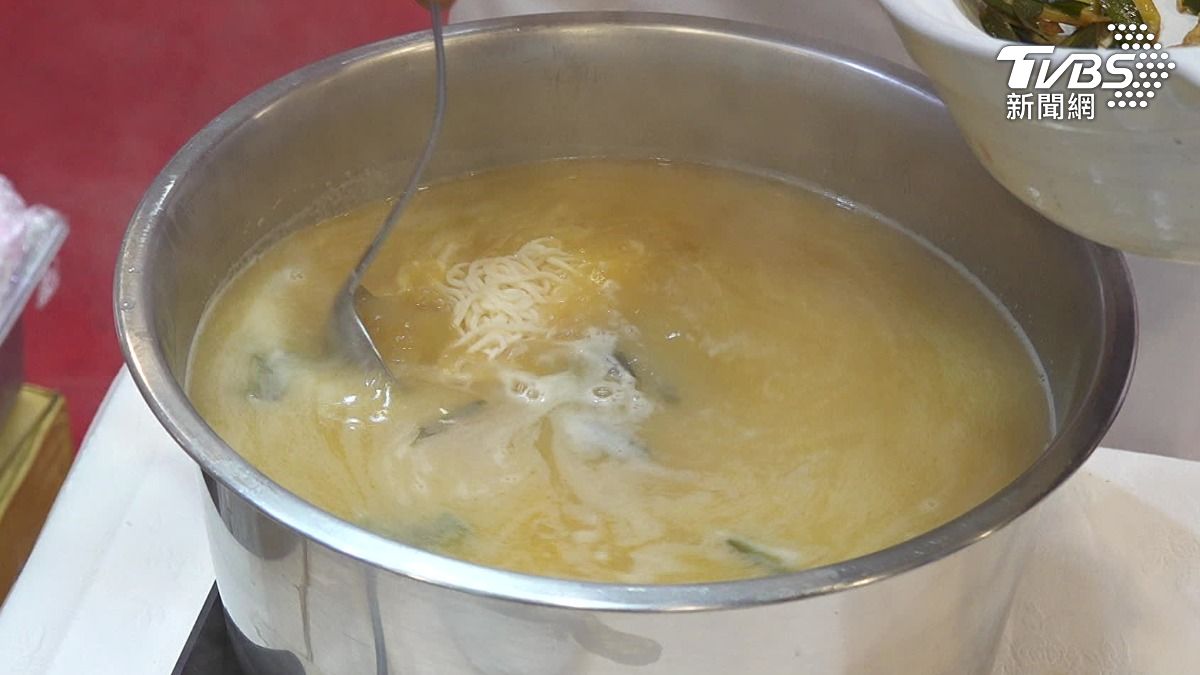 飯店餐券折扣戰，推蔥開煨麵。（圖／TVBS）