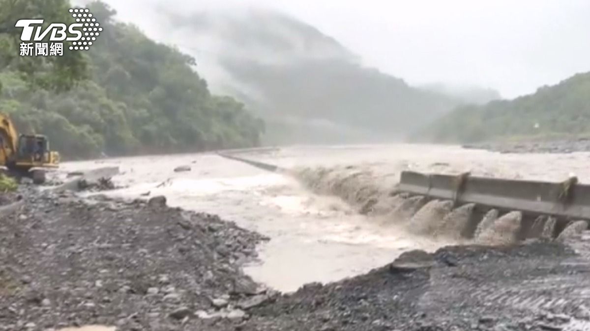 寶來溫泉區強制撤離超4天，「雨勢僅次八八」居民憂家園 。（圖／TVBS）