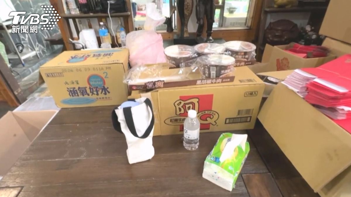 紅色警戒區強制撤離，寶來居民「帶5箱泡麵逃難」盼雨停。（圖／TVBS）