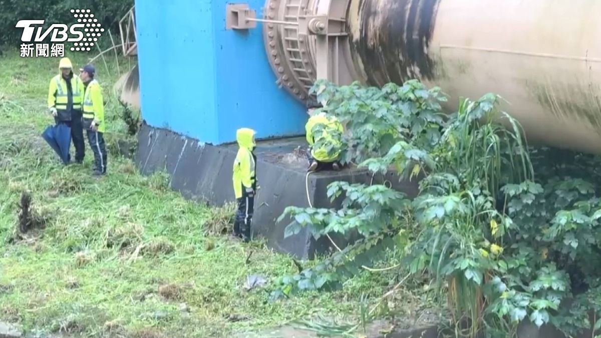 離奇車禍，旗山騎士雨天摔車人間蒸發，恐已墜大排溝。（圖／TVBS）