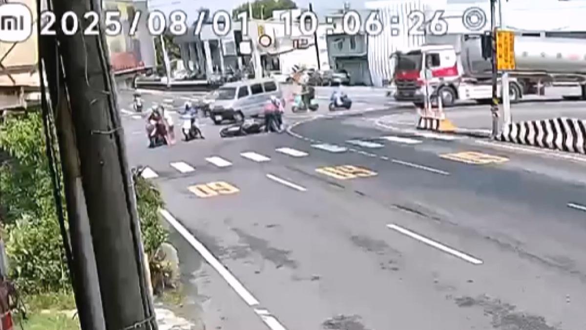 廚餘車轉彎「灑湯汁」 多名機車騎士慘摔路人急救援。(圖／民眾提供)