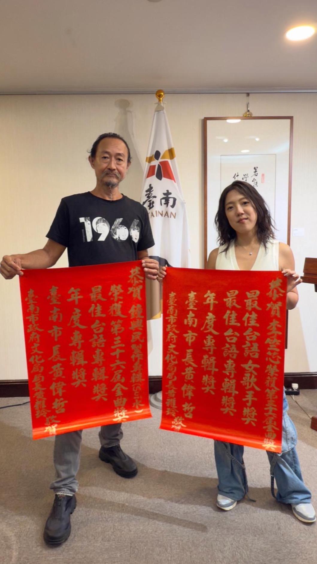 李竺芯(右)相當開心能和恩師一起接受表揚。(圖/宸熙娛樂提供)
