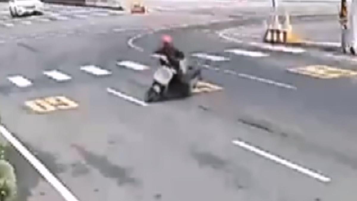 機車騎士在毫無預警的情況下接連摔車。(圖／民眾提供)
