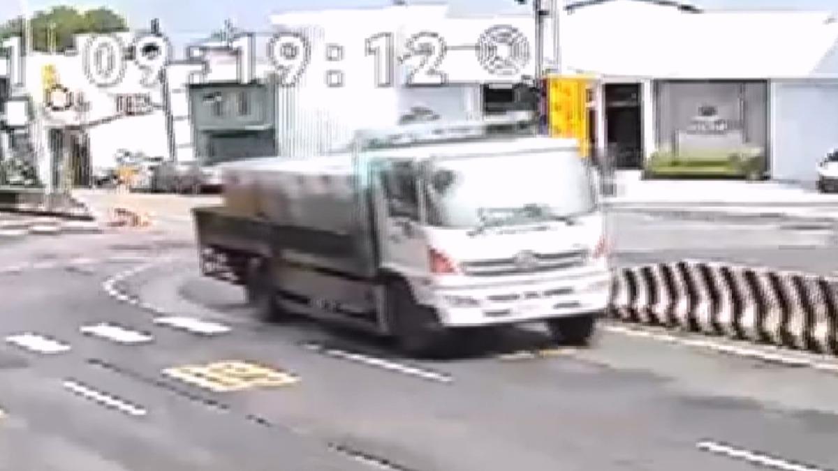 一輛廚餘貨車在轉彎時，車上的液體溢出。(圖／民眾提供)