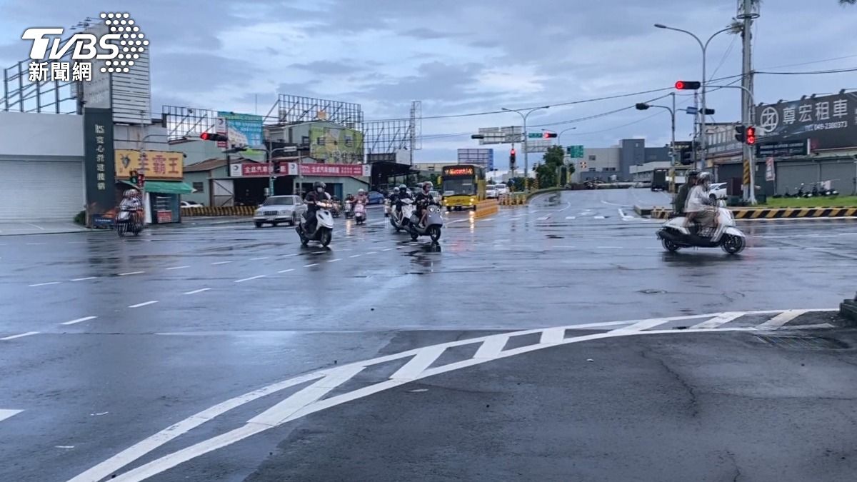 現場的油漬和氣味已被大雨沖刷掉。(圖／TVBS)