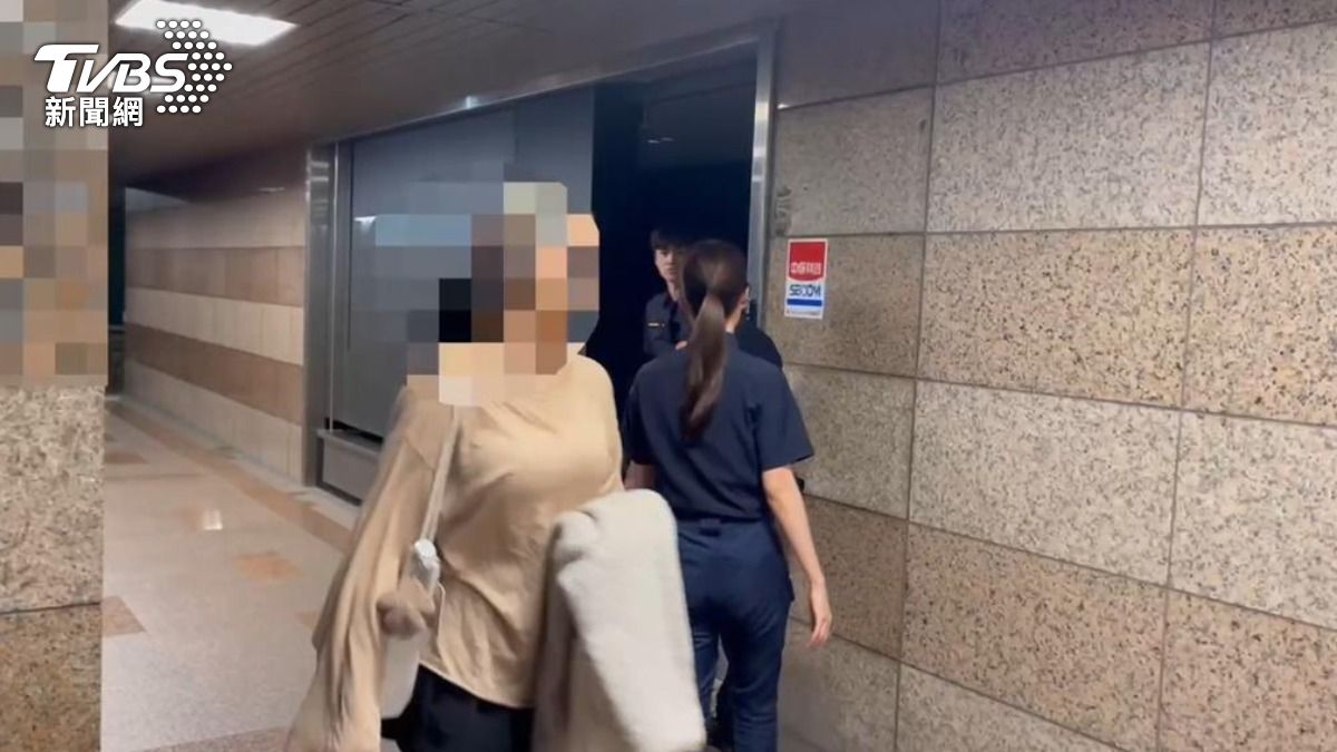 警方帶回女荷官等15名工作人員。(圖/TVBS)