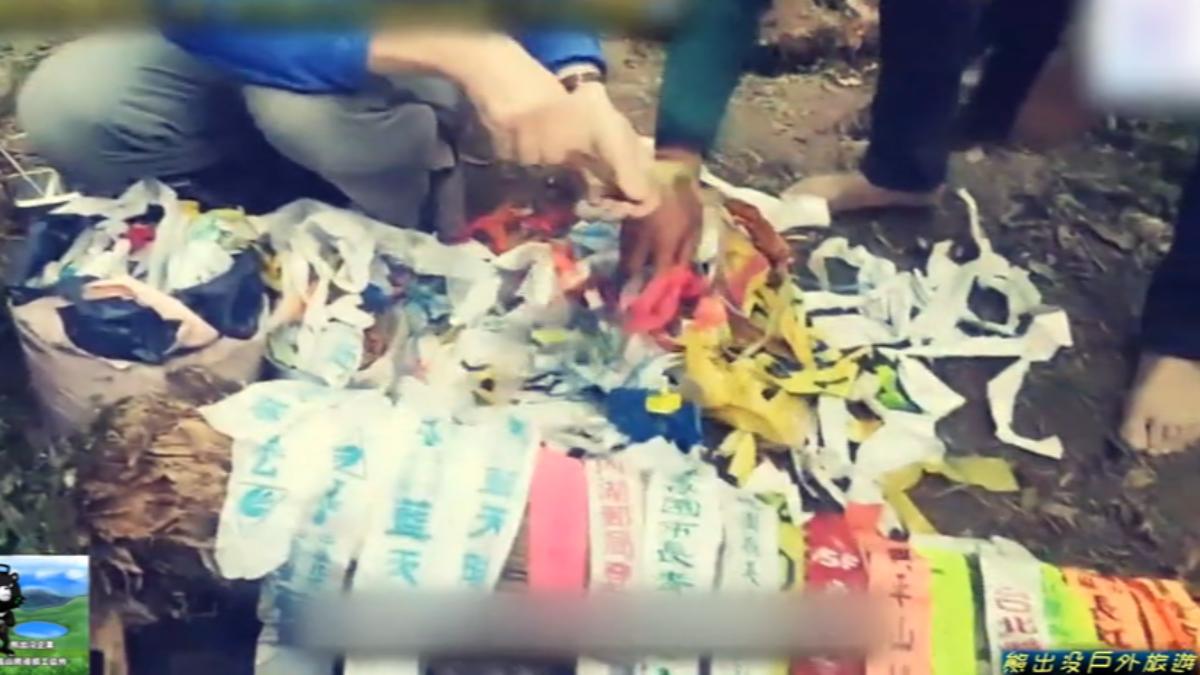 過去也有登山團體認為布條太多反而曲解原意。(圖/翻攝嘉明湖熊出沒戶外旅遊【竑閩企業】)
