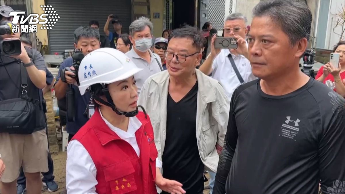 台中市長關心受災民眾的情況。(圖/TVBS)