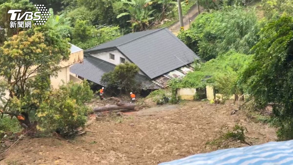 石岡區的災情同樣嚴重,有兩戶住家被土石沖毀。(圖/TVBS)